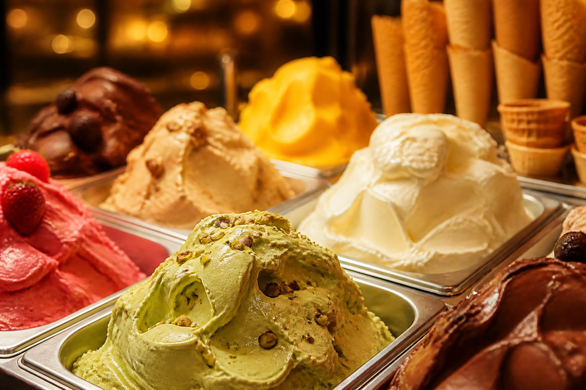 Cremiges italienisches Gelato in der Auslage des Eiscafé Firenze Munster