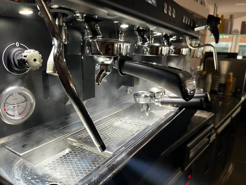 Professionelle Espressomaschine – frisch gebrühter italienischer Kaffee
